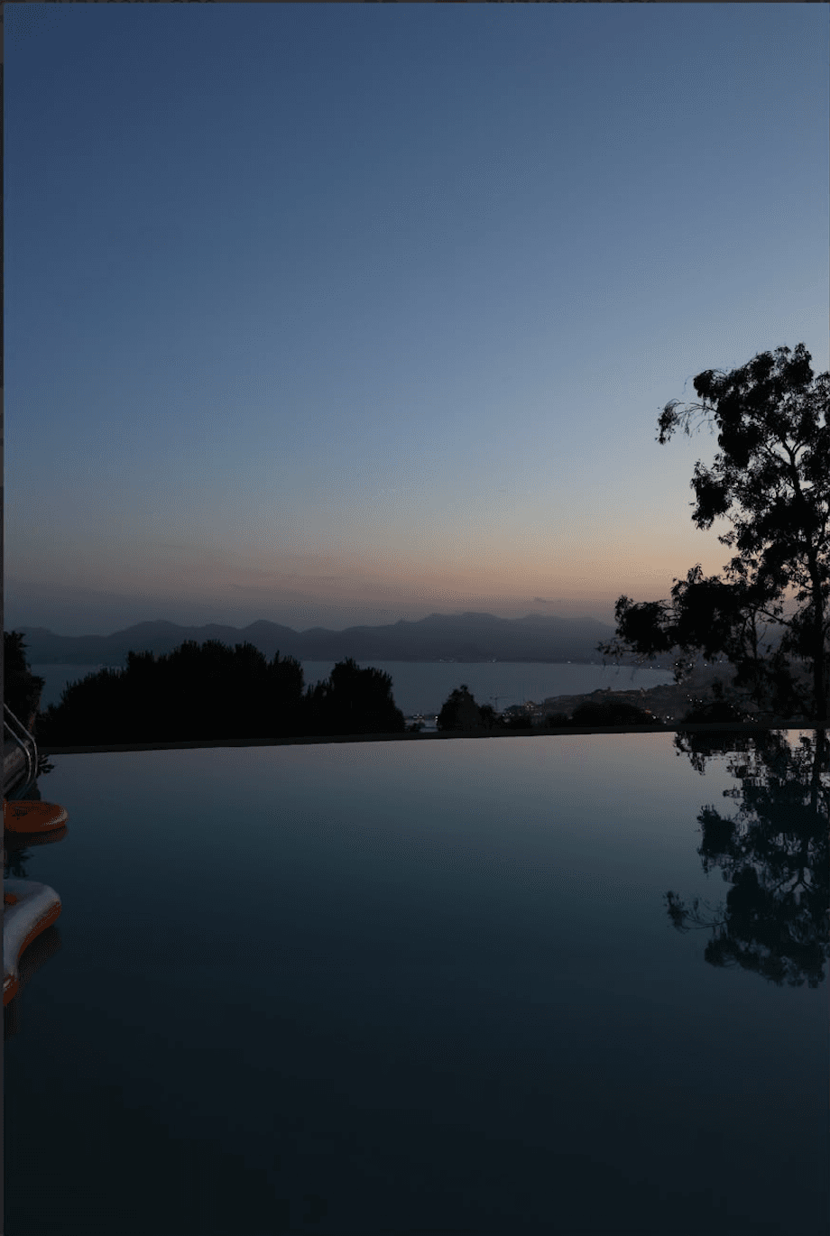 Ambiance villa et piscine a Cannes pour le Lash Pool Cannes.